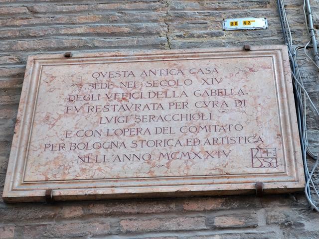 Lapide che ricorda il restauro di Casa Seracchioli ex sede della Gabella - Piazza della Mercanzia (BO)