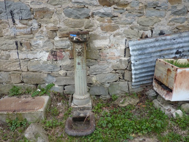 Fontana nei pressi di una baracca dell'ex villaggio della Direttissima 