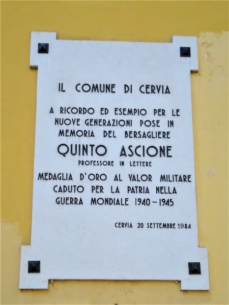 Lapide a ricordo del bersagliere Quinto Ascione Medaglia d'Oro al V.M.