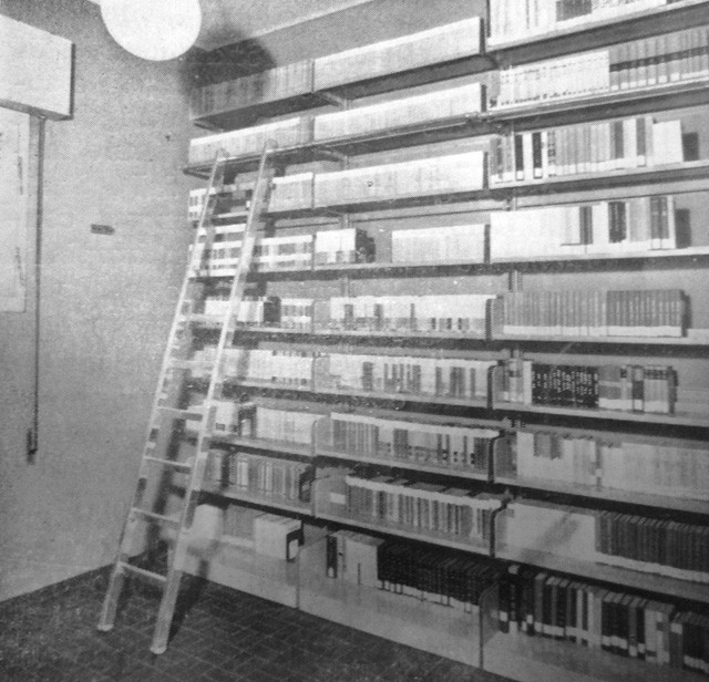 Gli scaffali della biblioteca del Centro F. Zanardi - Fonte:  "Bologna. Notizie del Comune"