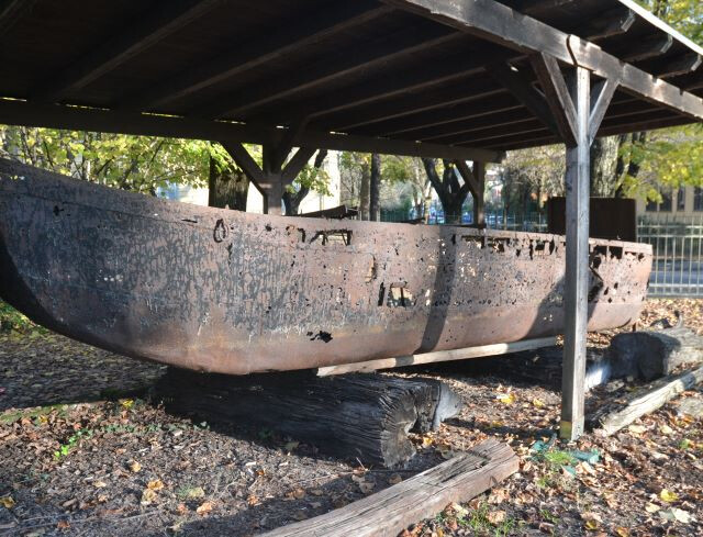 Una delle barche di ferro utilizzate come traghetto al Passo del Trebbo