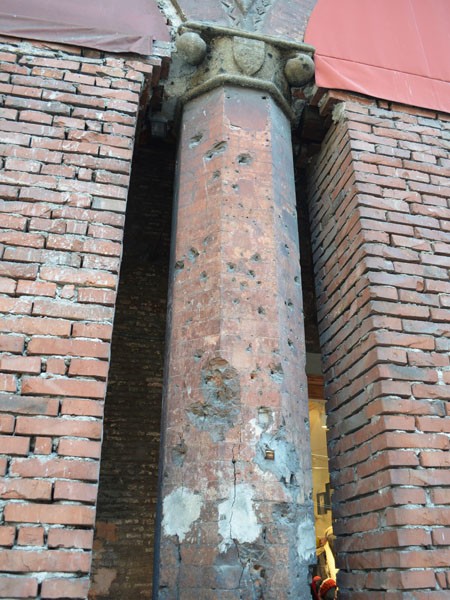 Segni dei bombardamenti su una delle colonne di Casa Seracchioli in piazza della Mercanzia (BO)