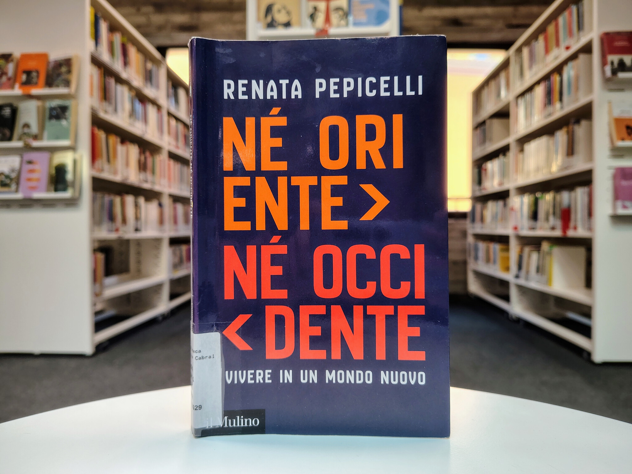 copertina di Né Oriente né Occidente