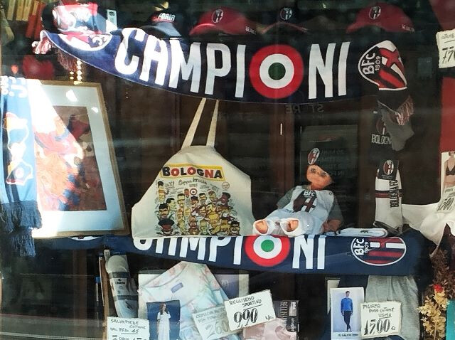 Vetrina in via Toscana (BO)