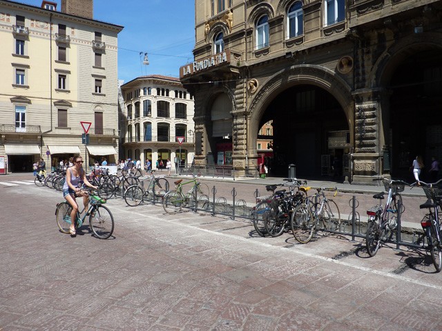 Parcheggio di biciclette al posto di quello dei taxi in piazza Re Enzo