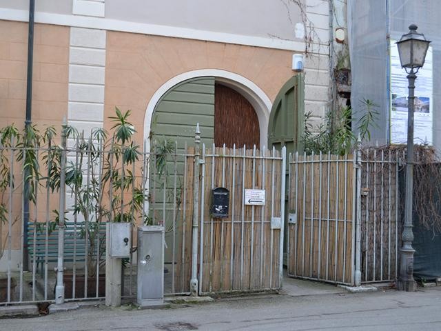 Porta carraia della villa di G. Puccini 