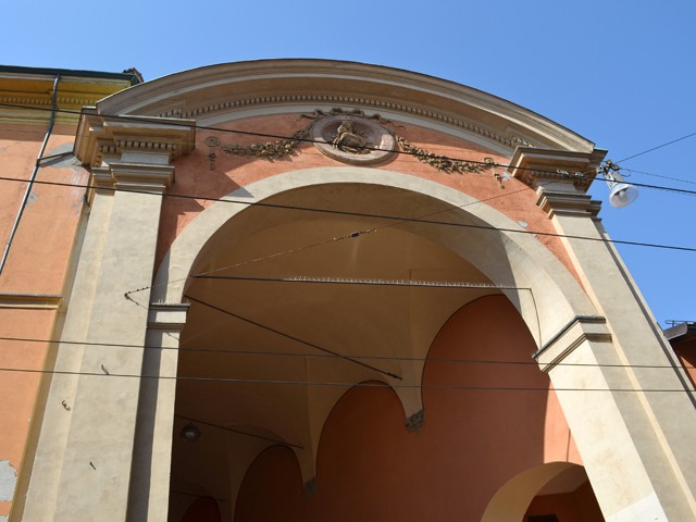 Arcone nell'edificio del conservatorio del Baraccano con l'immagine della Madonna