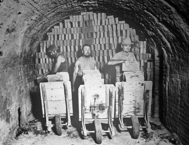 Fabbricazione di laterizi nella fornace Galotti al Battiferro 