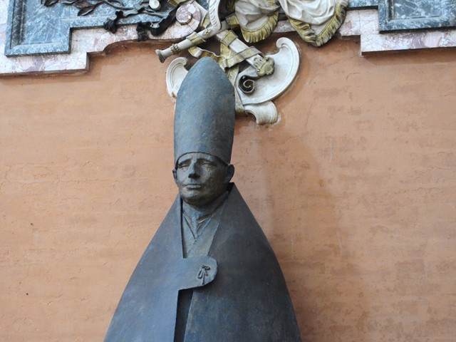 La statua del card. Lercaro in S. Petronio (BO) 