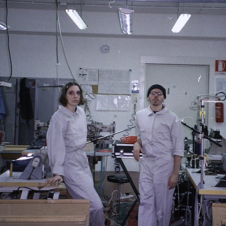 copertina di JUNI + Hate Moss