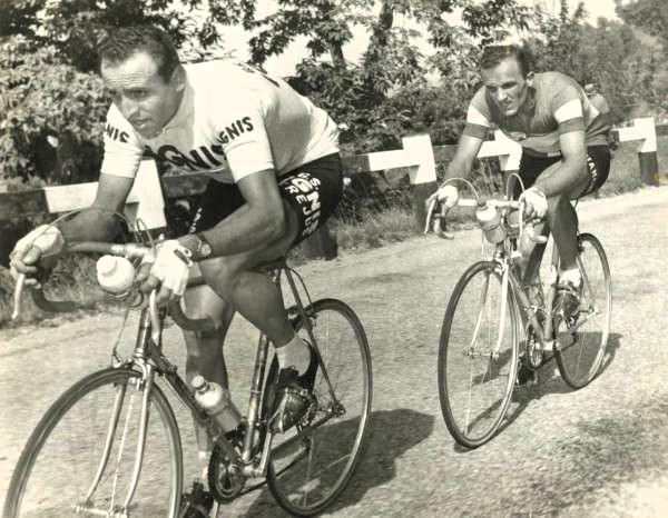 Ercole Baldini e Gino Ronchini in azione al Giro dell'Emilia 1959