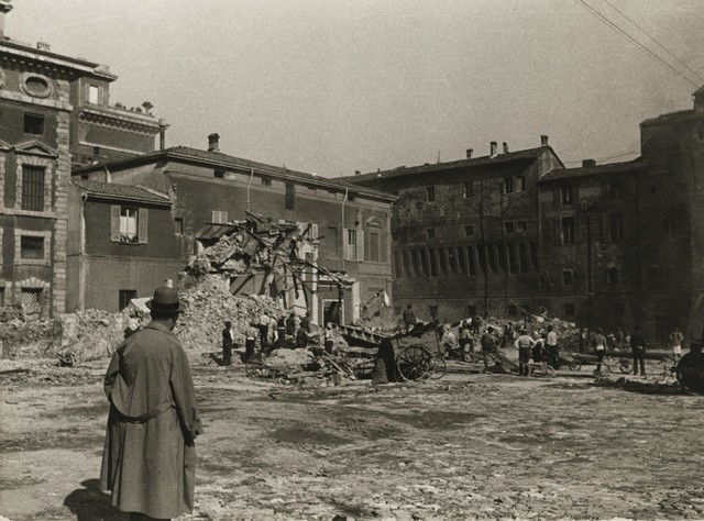 Piazza della Vittoria (poi Piazza Roosevelt) in costruzione - Archivio fotografico: Fondazione Cineteca di Bologna