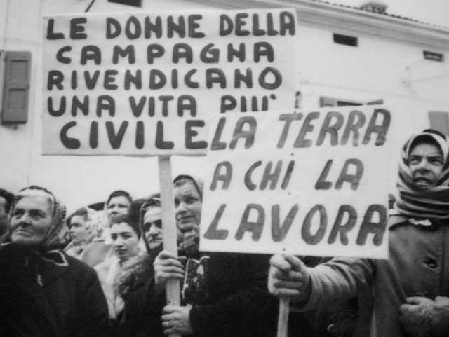 Manifestazione di contadine della Bassa bolognese nel dopoguerra - Fonte: Archivio Fotografico Legacoop Nazionale