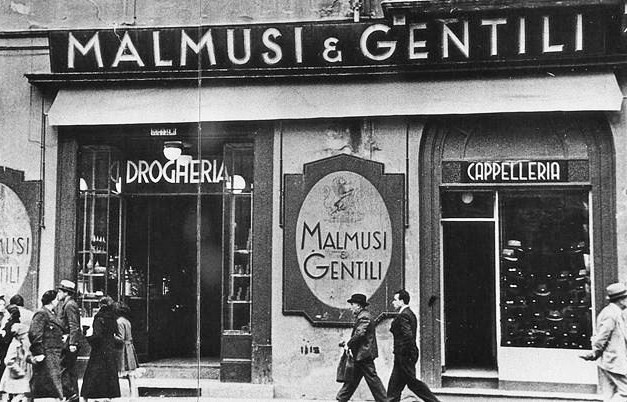 Ingresso del negozio Malmusi e Gentili in via Lame negli anni Trenta 