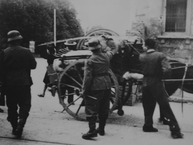 Controlli della polizia tedesca all'ingresso della Sperrzone - Fonte: Museo della Resistenza - Istituto Parri (BO)