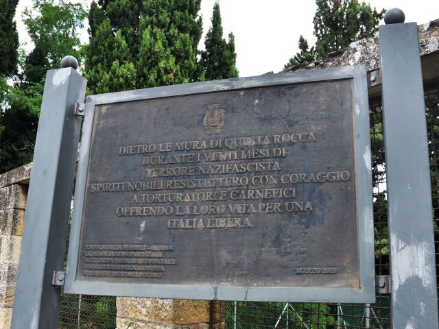 Lapide davanti alla ex caserma dei carabinieri