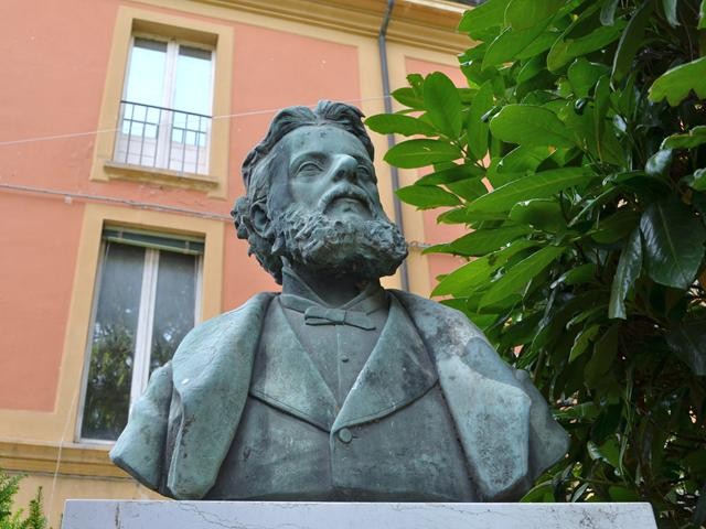 Monumento a Olindo Guerrini (Lorenzo Stecchetti) 