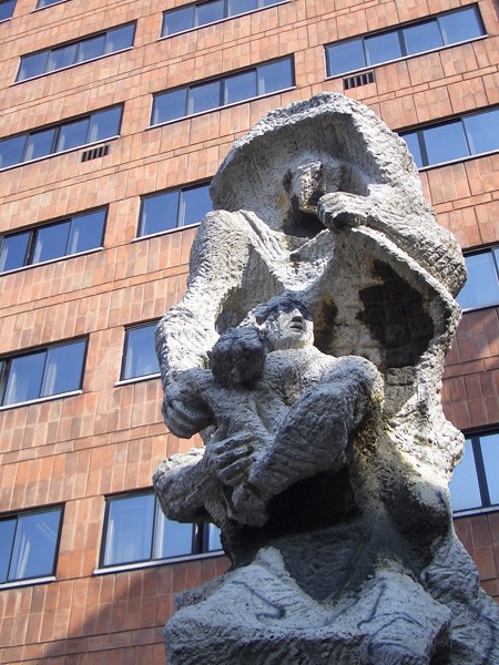 La scultura di Q. Ghermandi chiamata "il rusgon"
