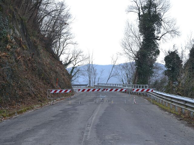Strada interrotta per frana
