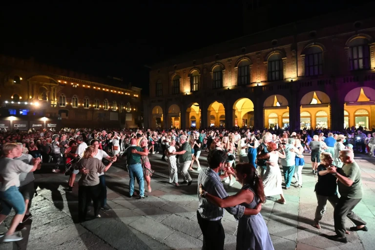 copertina di Festa danzante di chiusura