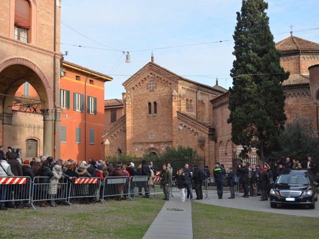 La folla in attesa di entrare nella camera ardente del maestro Abbado