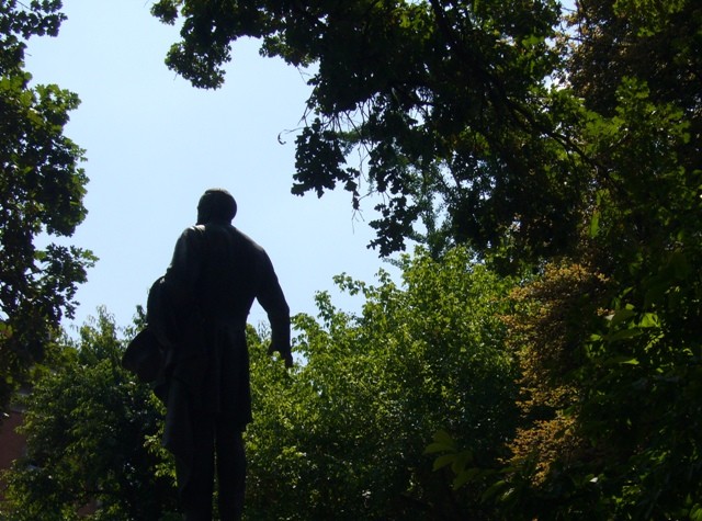 La statua di Marco Minghetti immersa nel verde del giardino
