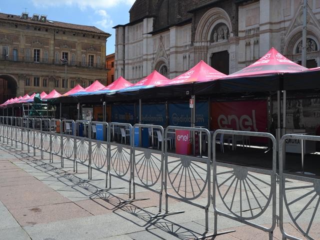 In attesa dell'inizio del Giro - Piazza Maggiore (BO)