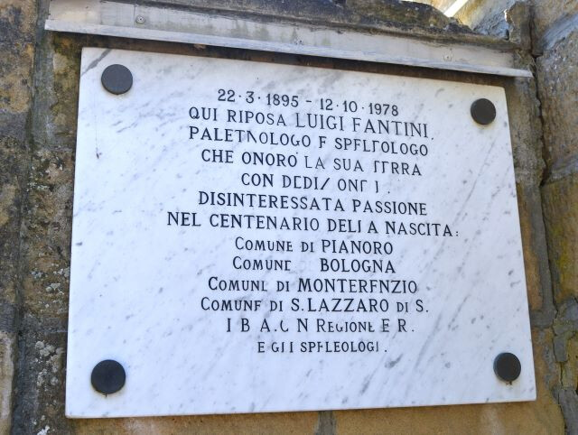Lapide davanti al cimitero di Monte delle Formiche