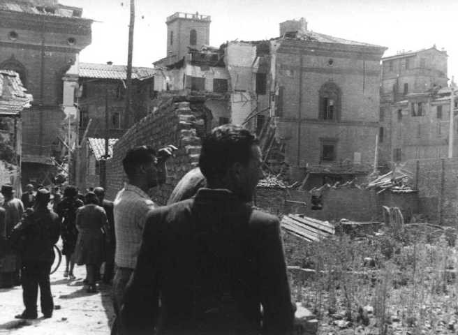 Distruzioni in via Ugo Bassi 