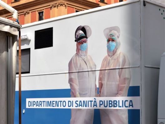 Punto di vaccinazione anti Covid-19 in piazza Nettuno (BO)