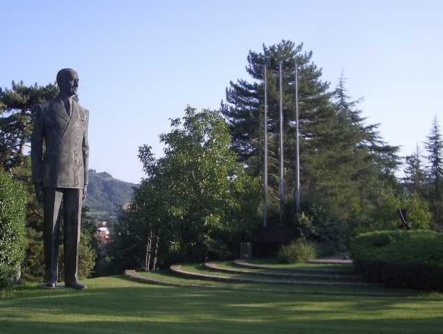 Grande statua di Guglielmo Marconi 
