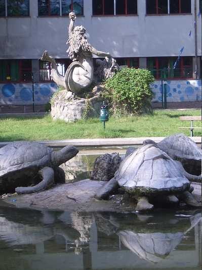 La vasca centrale della Montagnola - in primo piano le sculture di Diego Sarti - sullo sfondo l'ex padiglione della Direttissima