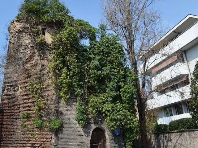 Il torresotto che marca l'ingresso del torrente Aposa nel centro storico di Bologna - particolare