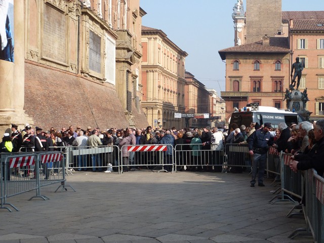Una interminabile fila in piazza Maggiore (BO)