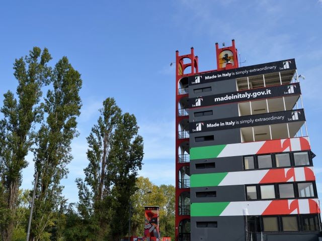 La torre "direzione corsa" dell'autodromo Dino e Enzo Ferrari