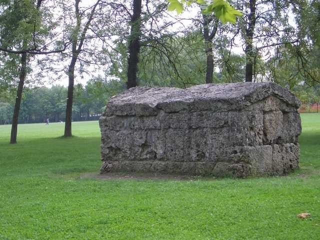 Tomba etrusca in travertino nel prato centrale dei Giardini Margherita
