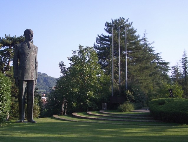 La gigantesca statua di Marconi 