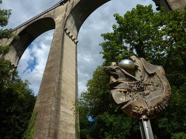 Il viadotto di Piteccio e il monumento ricordo del bombardamento del 28 aprile 1944