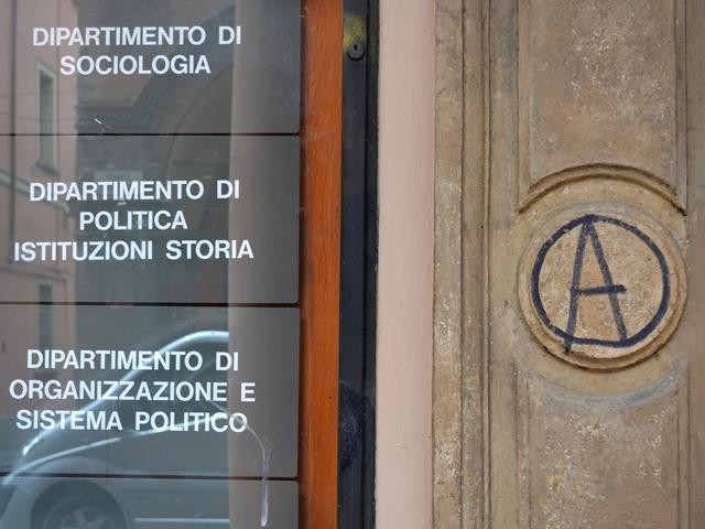Simbolo anarchico accanto al portone di Scienze Politiche - Strada Maggiore (BO)