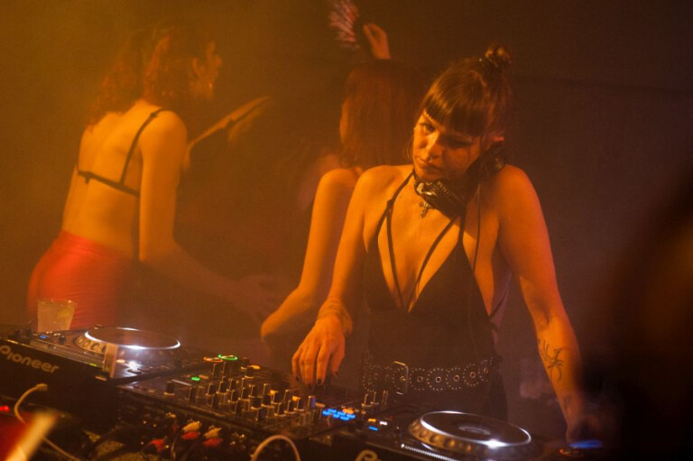 immagine di Aperitivo +  Djset Erica Schneider Gylos (fOOlhard)