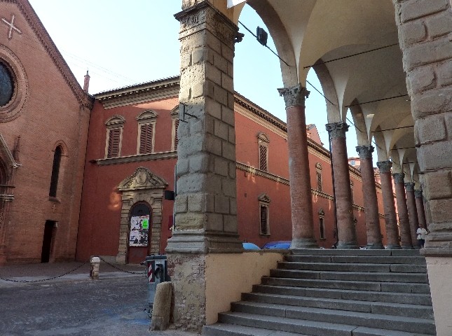 Il portico dell'Ospedale dei Bastardini in via d'Azeglio sede del teatro La Ribalta