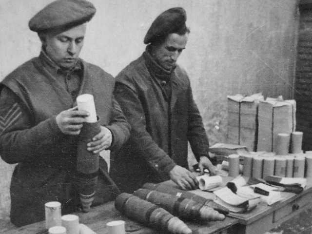 Soldati addetti alla preparazione di materiale per la guerra psicologica