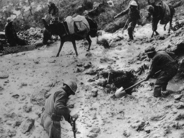 Genieri americani impegnati a districarsi dal fango sulle pendici di Monte Grande 
