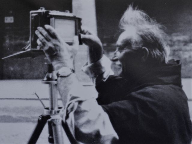Il fotografo Paolo Monti durante il censimento fotografico di Bologna