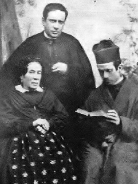 I sacerdoti Giuseppe e Cesare Gualandi con la madre 