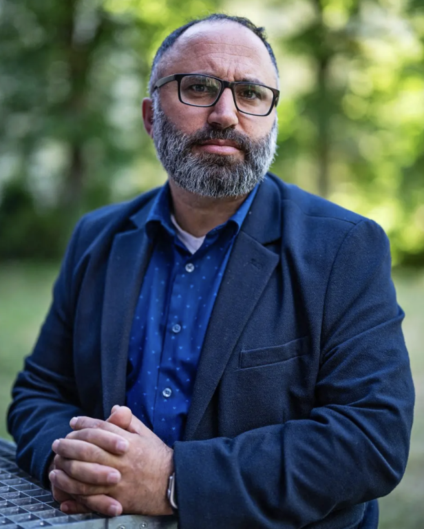 copertina di INCONTRO CON ISSA AMRO attivista pacifista palestinese