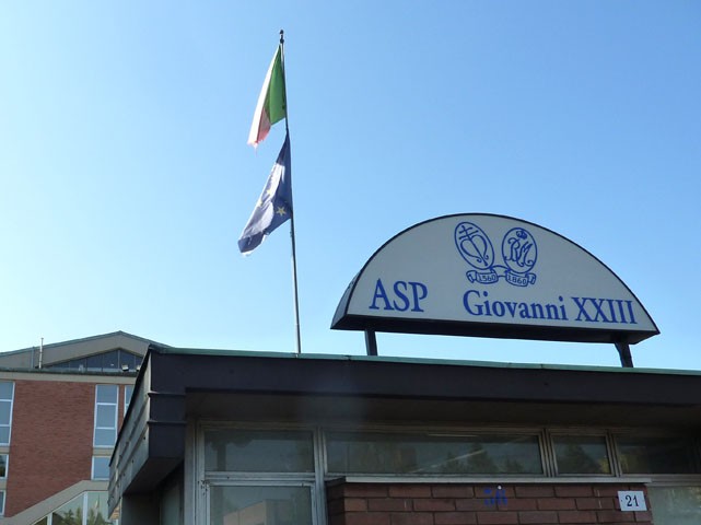 Ingresso del Centro Servizi dell'ASP Giovanni XIII - Viale Roma (BO)