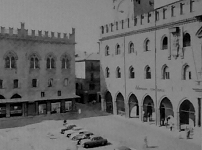 Auto in sosta in piazza Maggiore negli anni Cinquanta