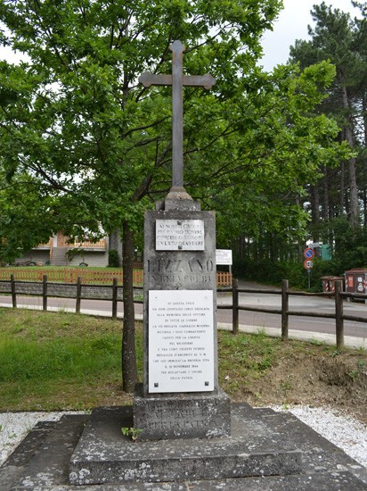 Croce con lapide in memoria dei partigiani della VII Brigata Garibaldi Modena 