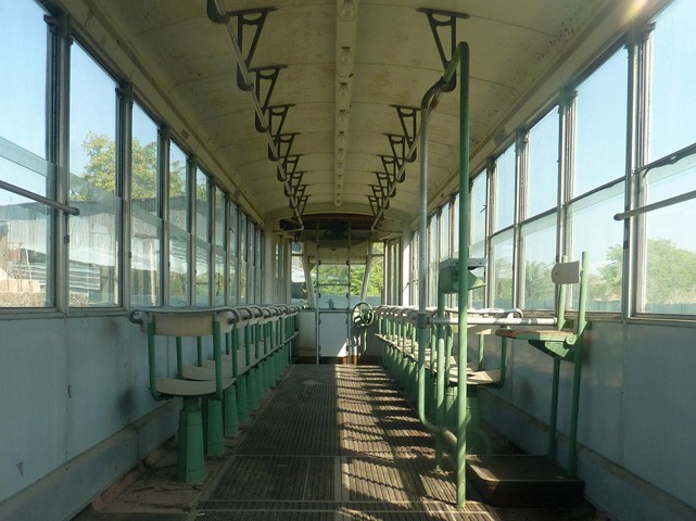 L'interno di un vecchio tram 